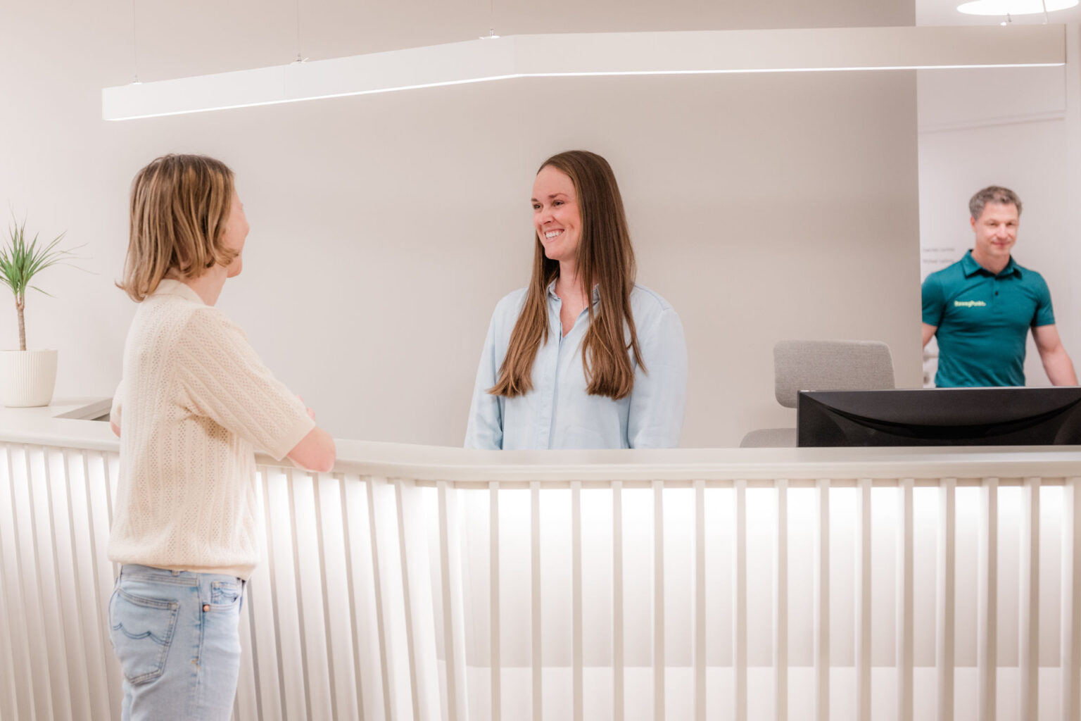 Sarah Hilbe im Empfangsbereich der Physiotherapie und Osteopathie BewegPunkt Dornbirn