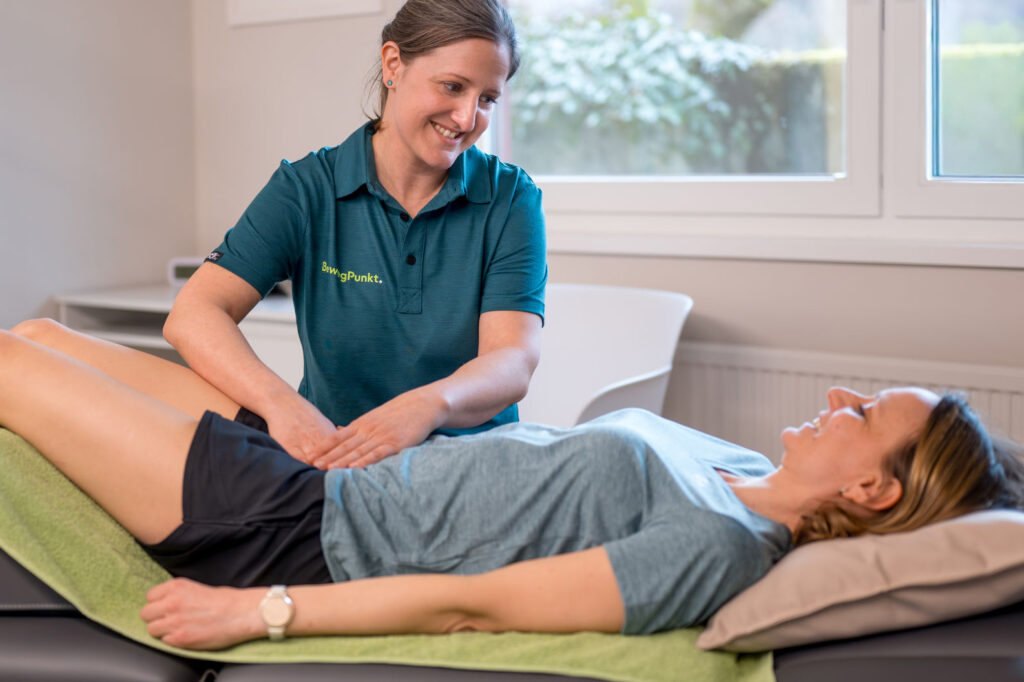 Physiotherapeutin Gabriele Lechner bei der Osteopathie-Behandlung