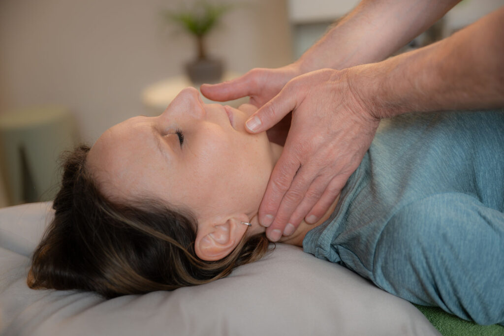 Die Manuelle Lymphdrainage unterstützt das Lymphsystem beim Abtransport von überschüssiger Gewebsflüssigkeit.